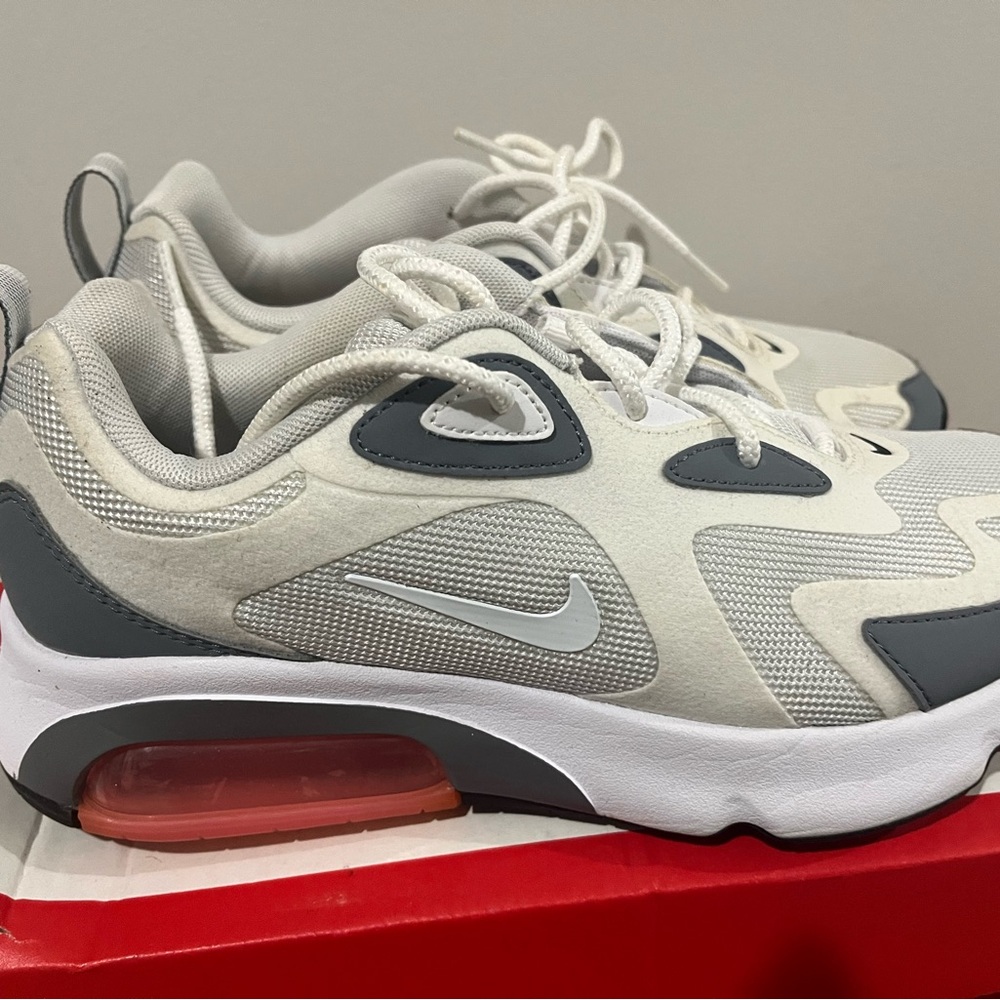 Nike Wonen Sneakers - Gray and White